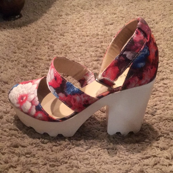 Floral Decor Heels - Picture 4 of 4